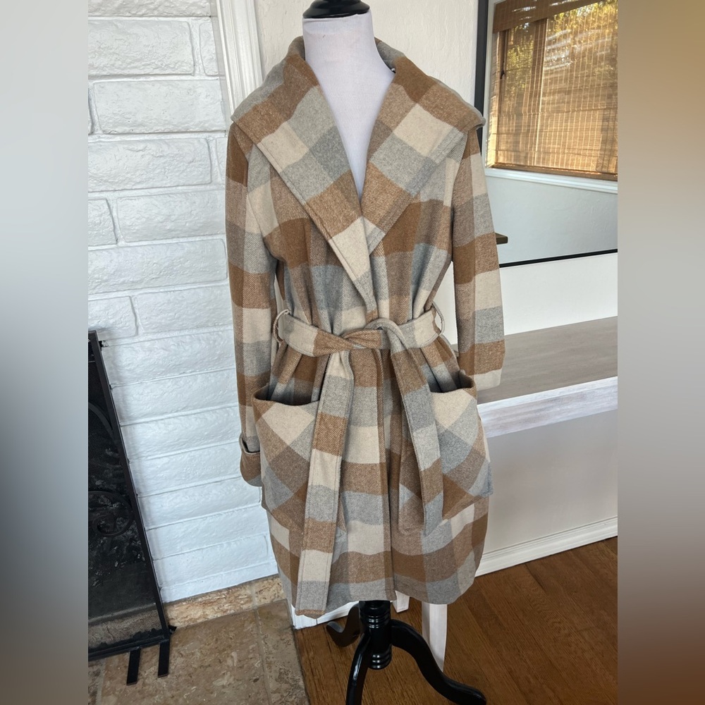 Neutral color checkered coat